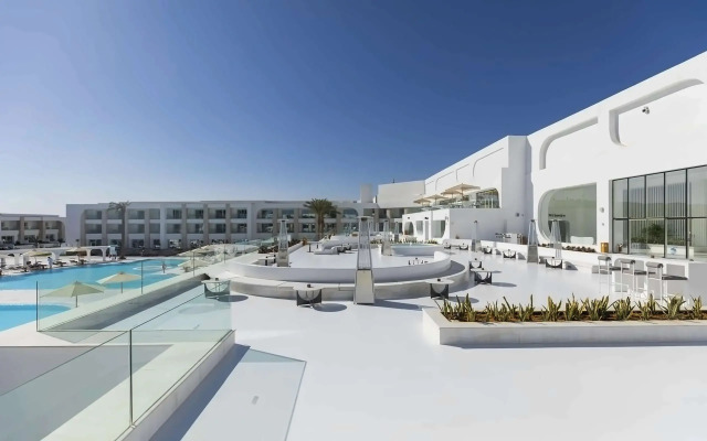 Posh Club by SUNRISE White Hills
