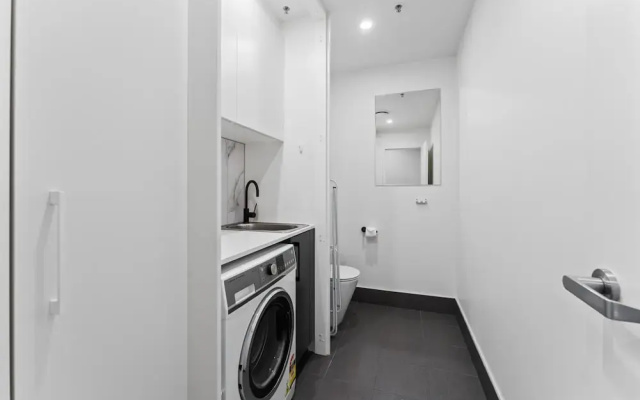 Perfect Location 1-bed With Balcony, BBQ & Parking