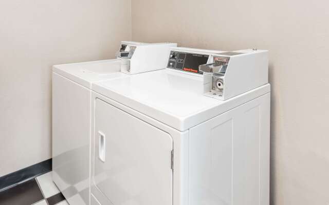 Super 8 by Wyndham Bloomington/Normal