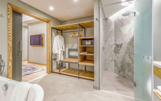 Radisson Hotel and Convention Centre OR Tambo Airport