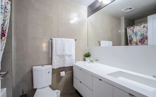 Galaxy Suites 300 Front Unit 2705