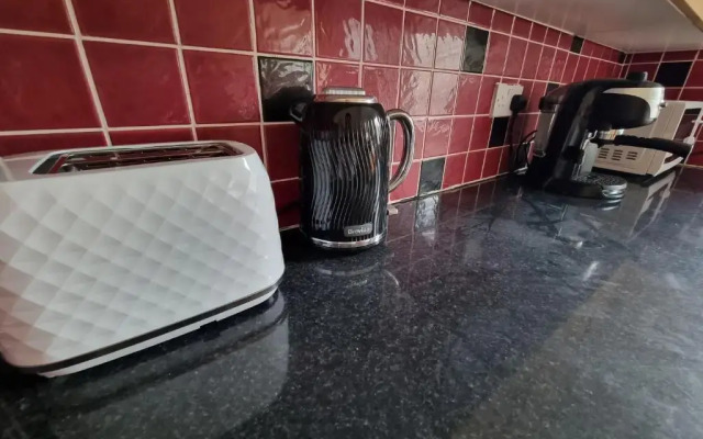 4 Bed 2 Bathroom House with Garden and Parking