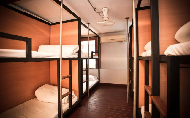 The Arak Bed Bar and Hostel