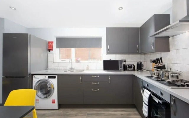 Immaculate 5-bed House in the City Centre Ashford