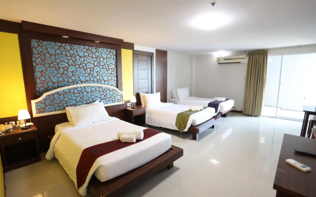 Convenient Grand Hotel (SHA Extra Plus)