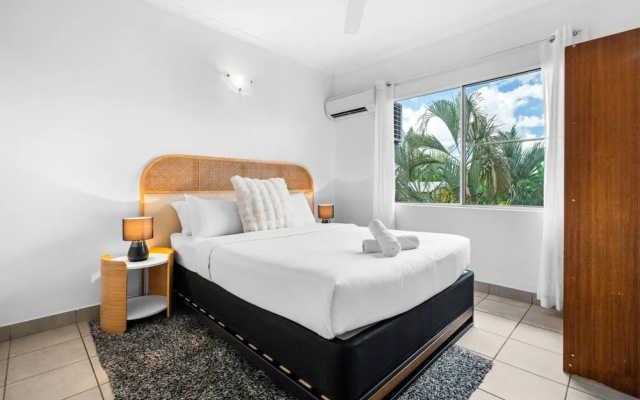 Bright Cozy Apartment Central - Modern – Guest Rooms – Bagot