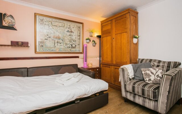 Spacious 3 Bedroom in South East London With Garden