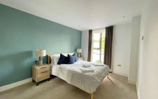 Luxury 2 Bedroom Apt with Parking