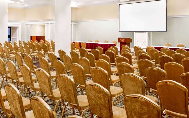 Wyndham Garden Hotel Baronne Plaza