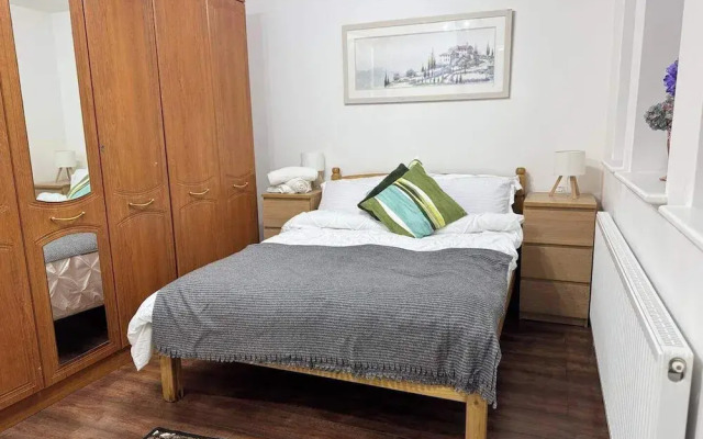 Contemporary 2bed House With Parking