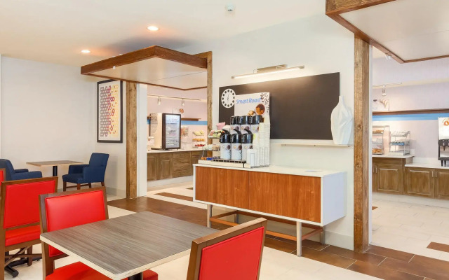 Holiday Inn Express Las Vegas - Stadium Area by IHG