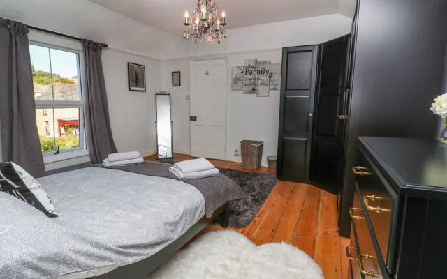 2 Emma Place, Bodmin