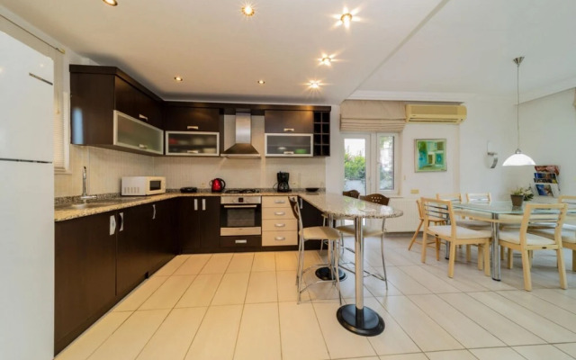 Central Villa With Garden and Pool in Kemer
