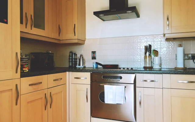 Modern 2 bedroom flat with stunning river views