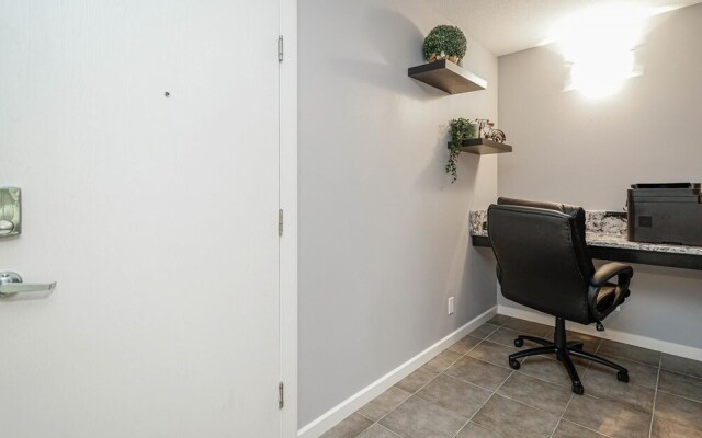 Beautiful 1bd Condo Patio Gym Parking Location