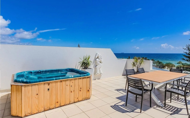 Luxe Oceanfront Haven with a Rooftop Spa