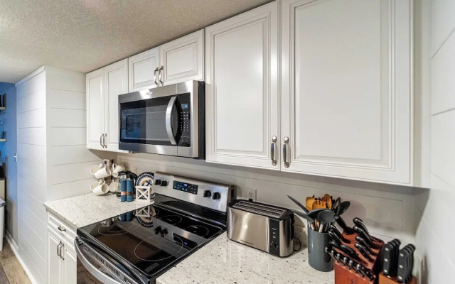 Lazy L at the Lake Chic 3 BDR Condo w/ Boat Slip