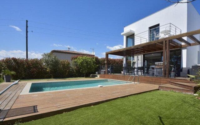 RARE Contemporary Villa with Swimming Pool & Jacuzzi 10 Minutes from