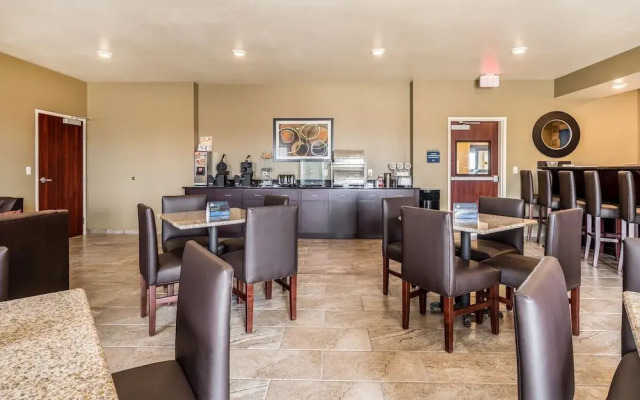Cobblestone Hotel & Suites - Newport