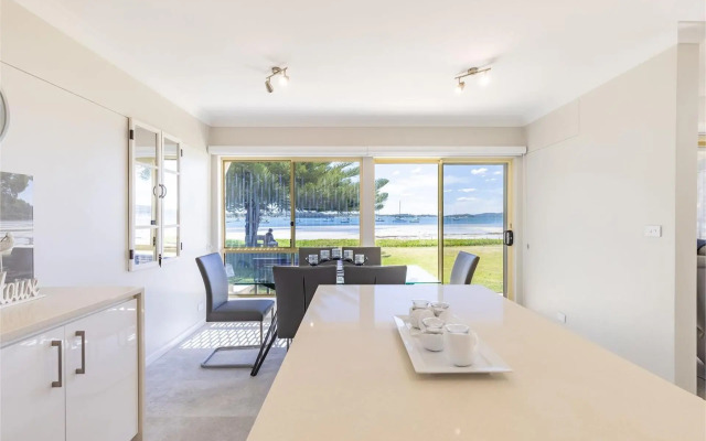 Sandy Beach House - Corlette Waterfront