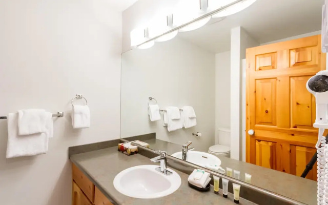 Fabulous Location Private Hot Tub, NO Car Needed, Sleeps 8