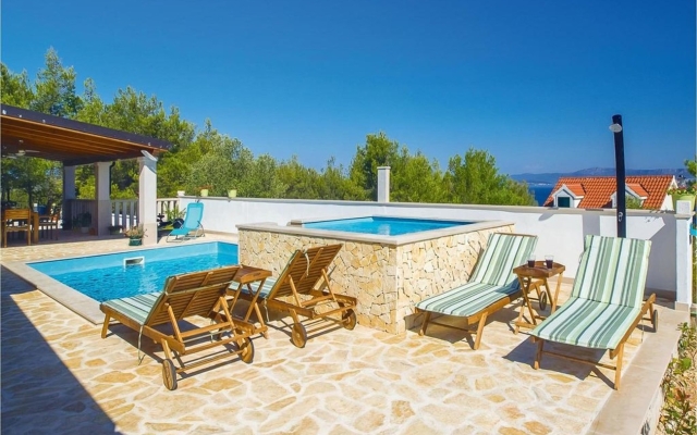 Holiday house Anabella - open swimming pool: Supetar, Island Brac