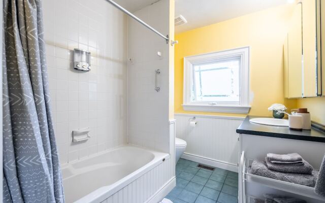 Cozy 5 Bedroom House in Downtown Toronto