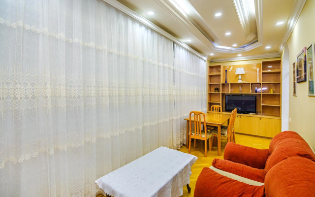 M Estate. Targovu. Nizami Street 4 room. (021).