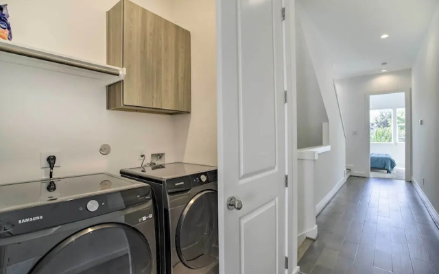 Newly-built Luxury Galleria Area Townhome!