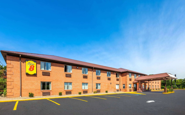 Super 8 by Wyndham Fairmont