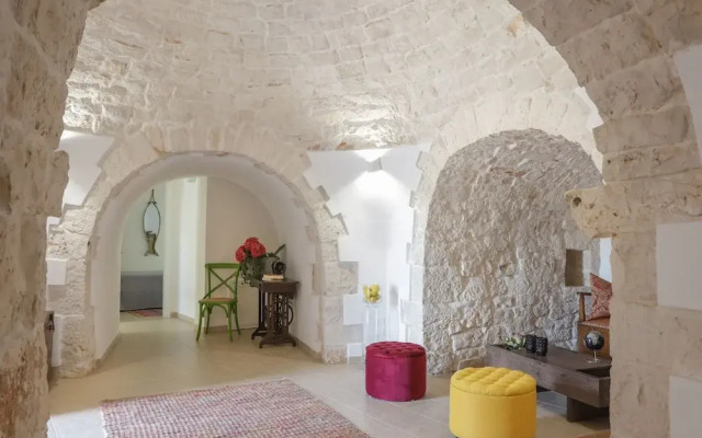 TD Trulli Saveni Trulli with Pool Near the Centre