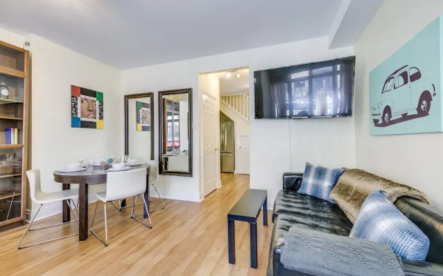 Newly Decorated 2BR Yorkville Home