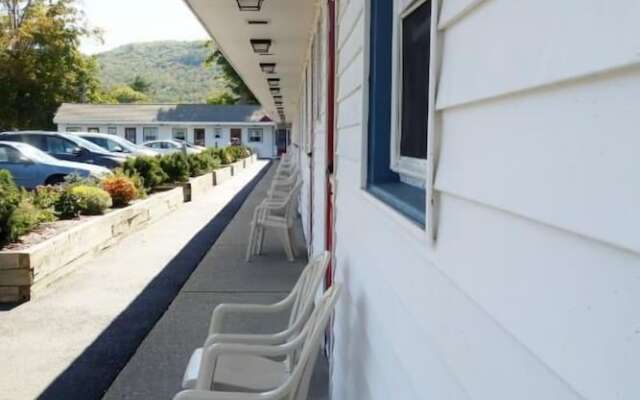 Monument Mountain Motel