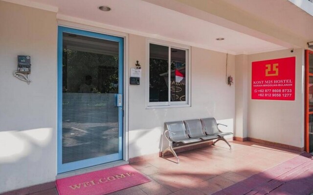 Kost M25 Hostel by Reddoorz