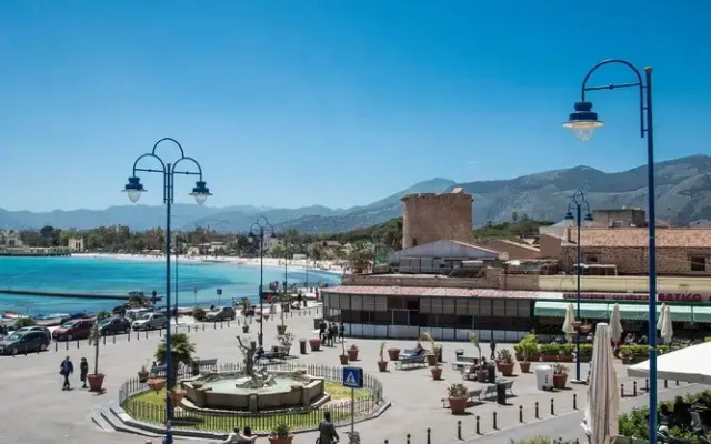 Casetta Vista Mare in Piazza a Mondello by Wonderful Italy