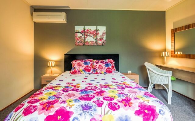 Sun Kissed Bungalow in Uden with Sauna, Hot Tub, Terrace