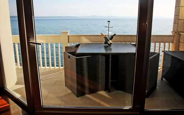 Modern Apartment in Podstrana with Hot Tub