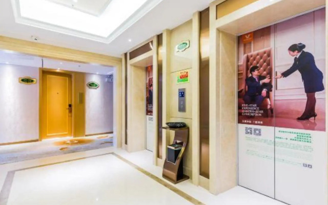 Vienna International Hotel (Zhaoqing Center Lake-view)