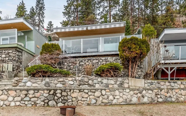 Lakeside Serenity Retreat 10