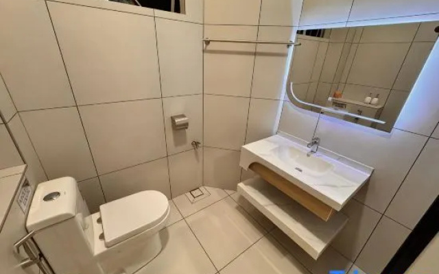 Modern minimalist cream-colored themed Parit Raja – Bathroom – Parit Raja