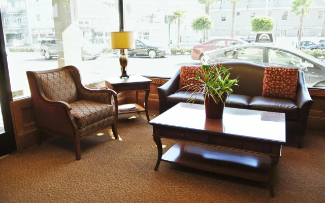 Cow Hollow Inn & Suites