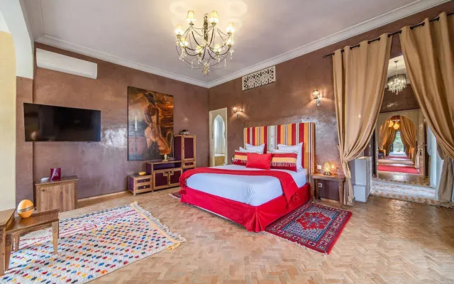 Villa With Heated Pool Breakfast Included - by Feelluxuryholidays