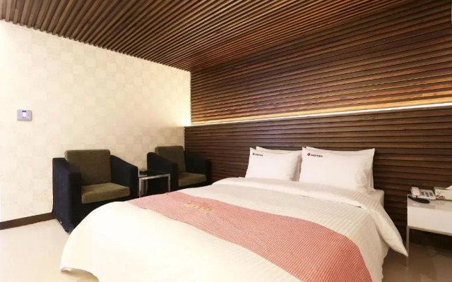 Q Hotel