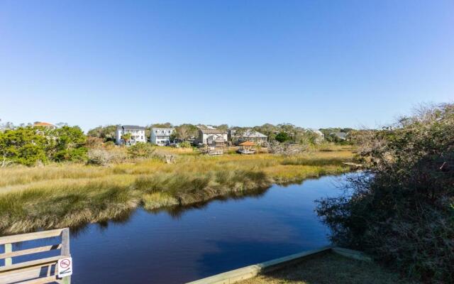 See Otter by Oak Island Accommodations