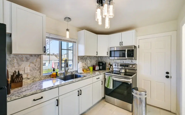 1 Mi to Downtown Salem: Studio w/ Fire Pit Access