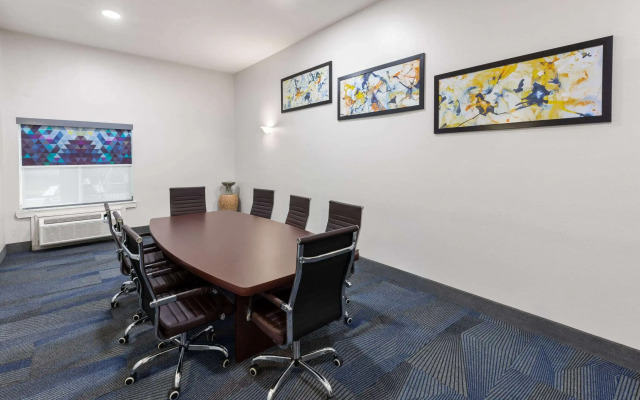 La Quinta Inn & Suites by Wyndham Angleton