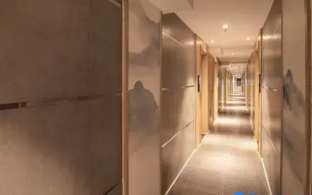 Qingmu Hotel (Nanjing Zhujiang Road Floating Bridge Subway Station)