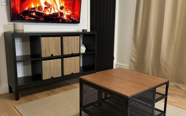 House-sleeps8-parking-garden