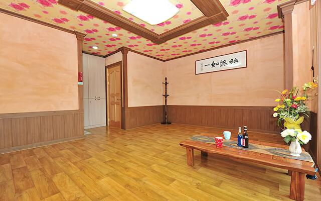 Yeongju Pusoksa Maple Road Pension