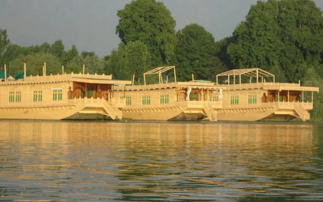 Marco Polo Houseboats